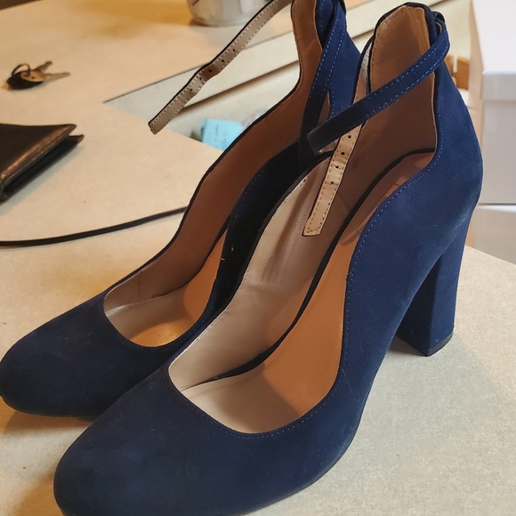 Shoes - Picture 1 of 3